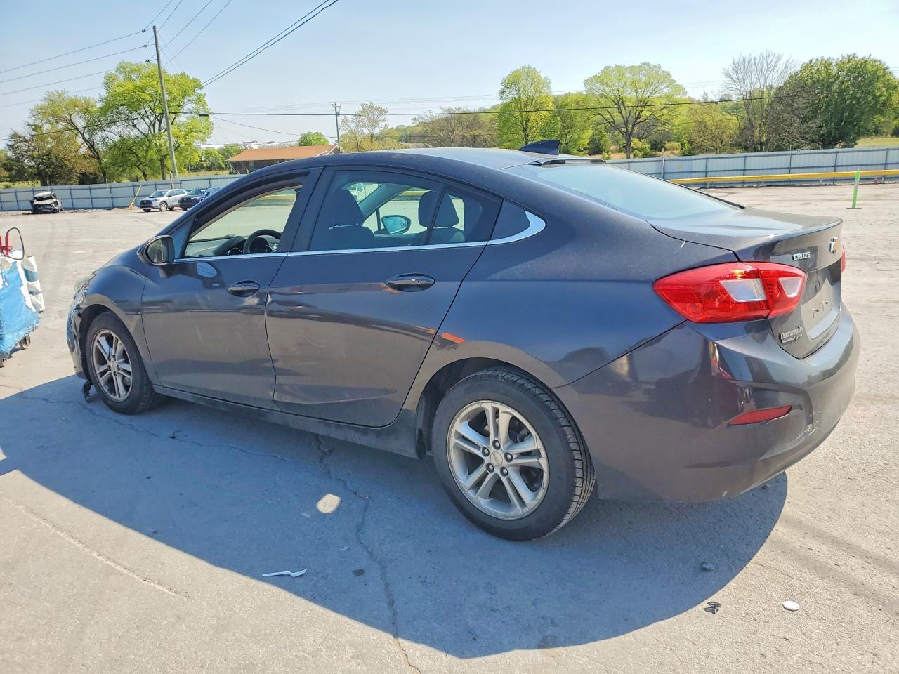 2017 Chevrolet Cruze Lt - Image 2
