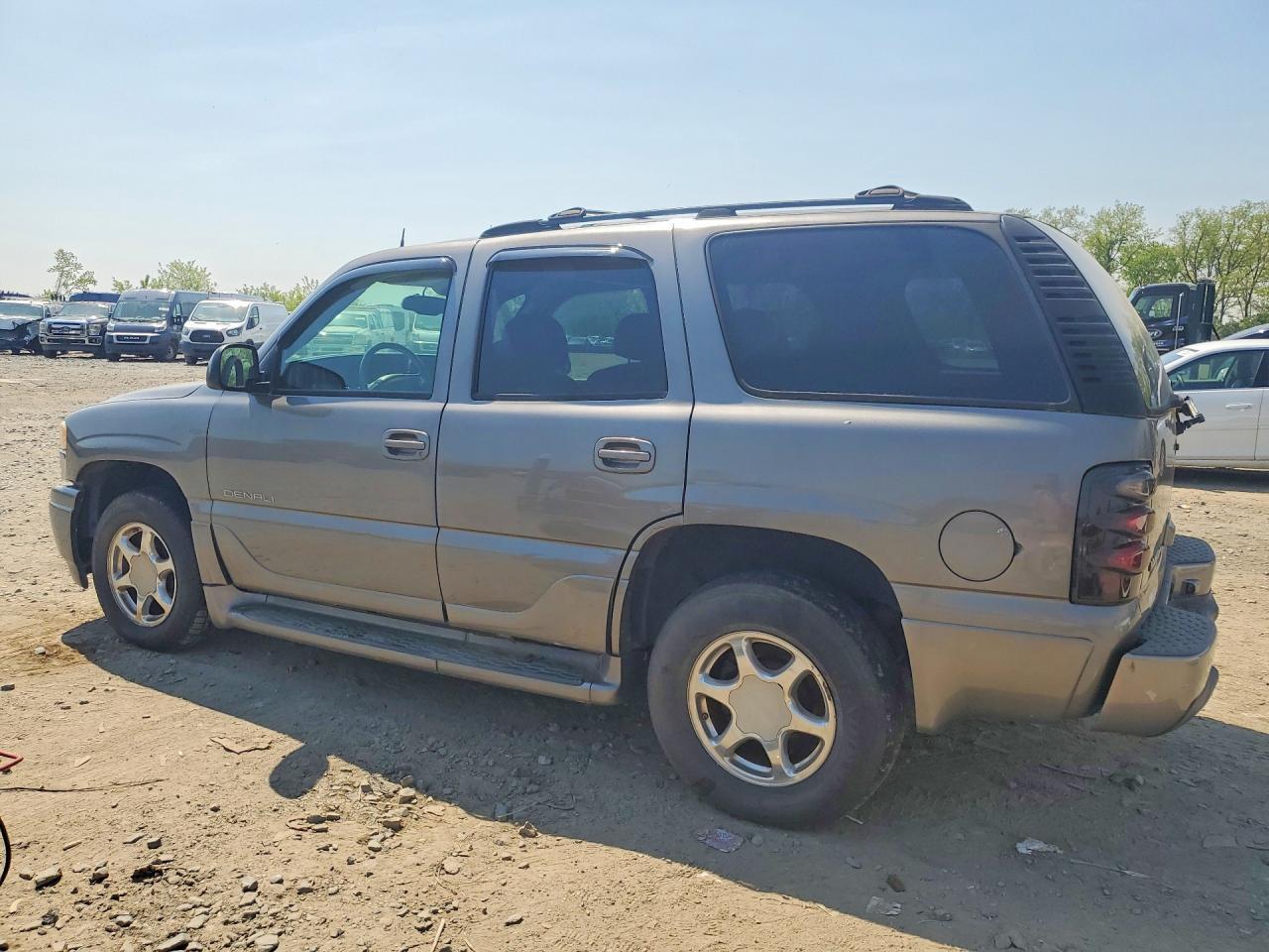 2005 GMC Yukon Denali - Фото 2