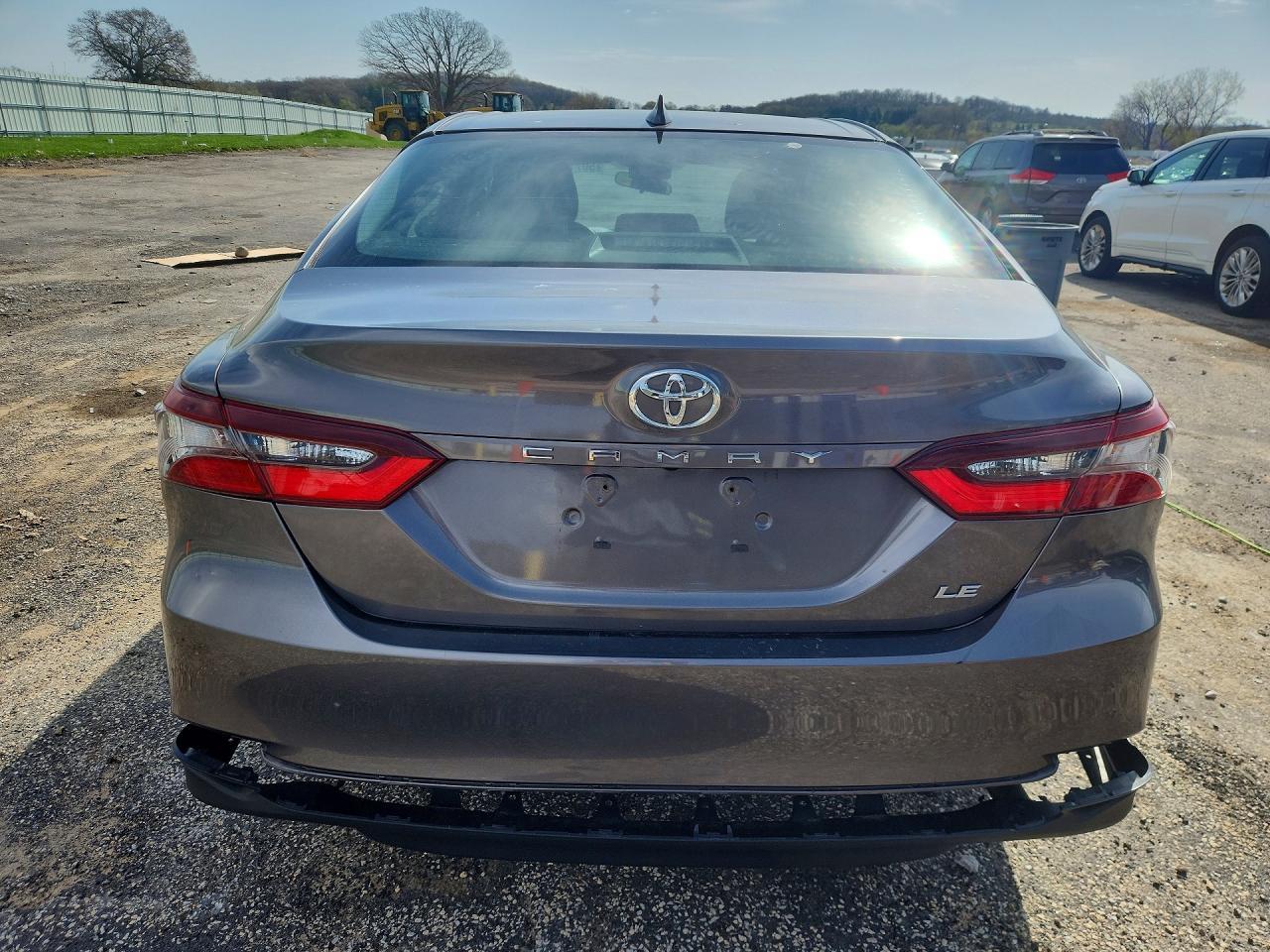 2021 Toyota Camry Le - Фото 6