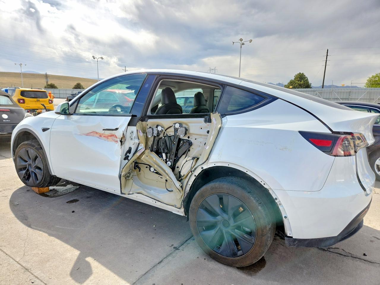 2024 Tesla Model Y - Фото 2