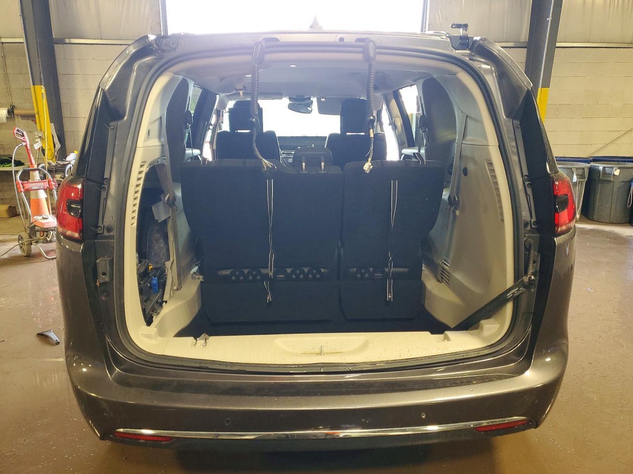 2022 Chrysler Pacifica Touring L - Image 6
