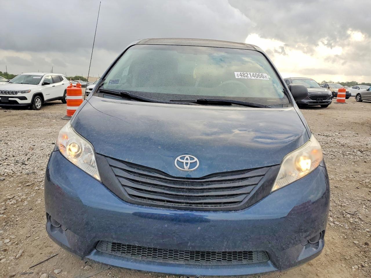 2011 Toyota Sienna Base 7-Passenger - Image 5