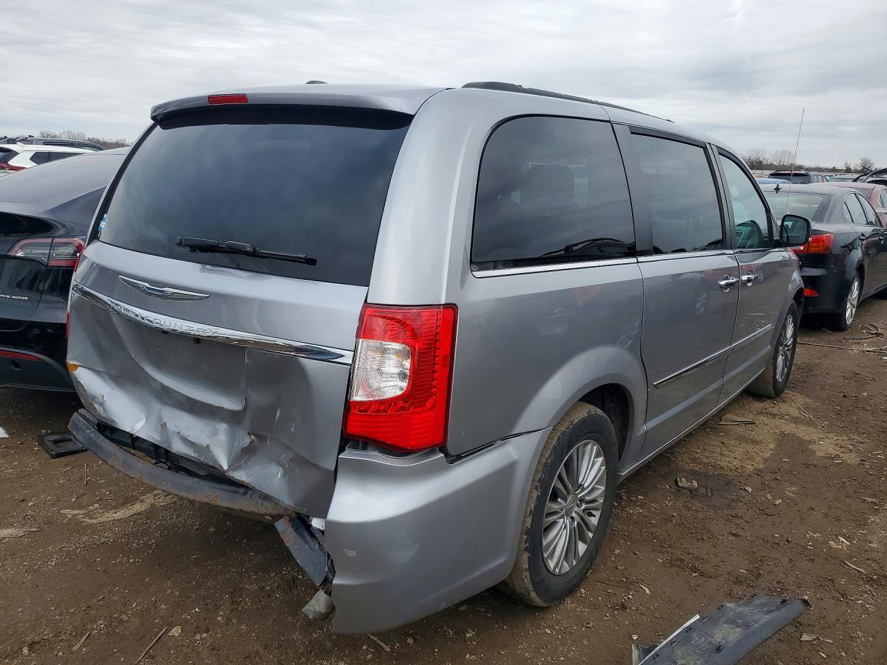 2016 Chrysler Town & Country Touring L - Фото 3