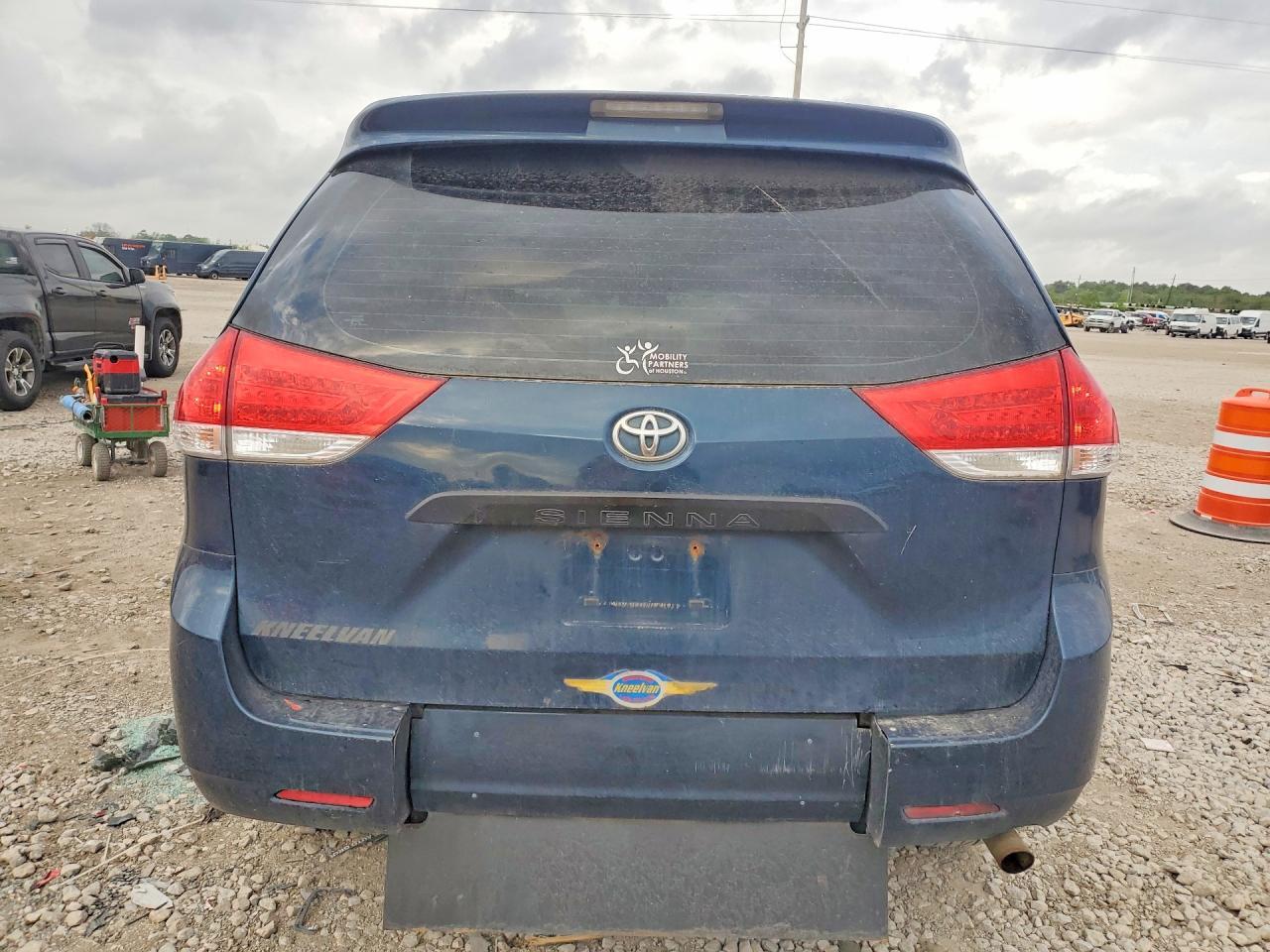 2011 Toyota Sienna Base 7-Passenger - Image 6