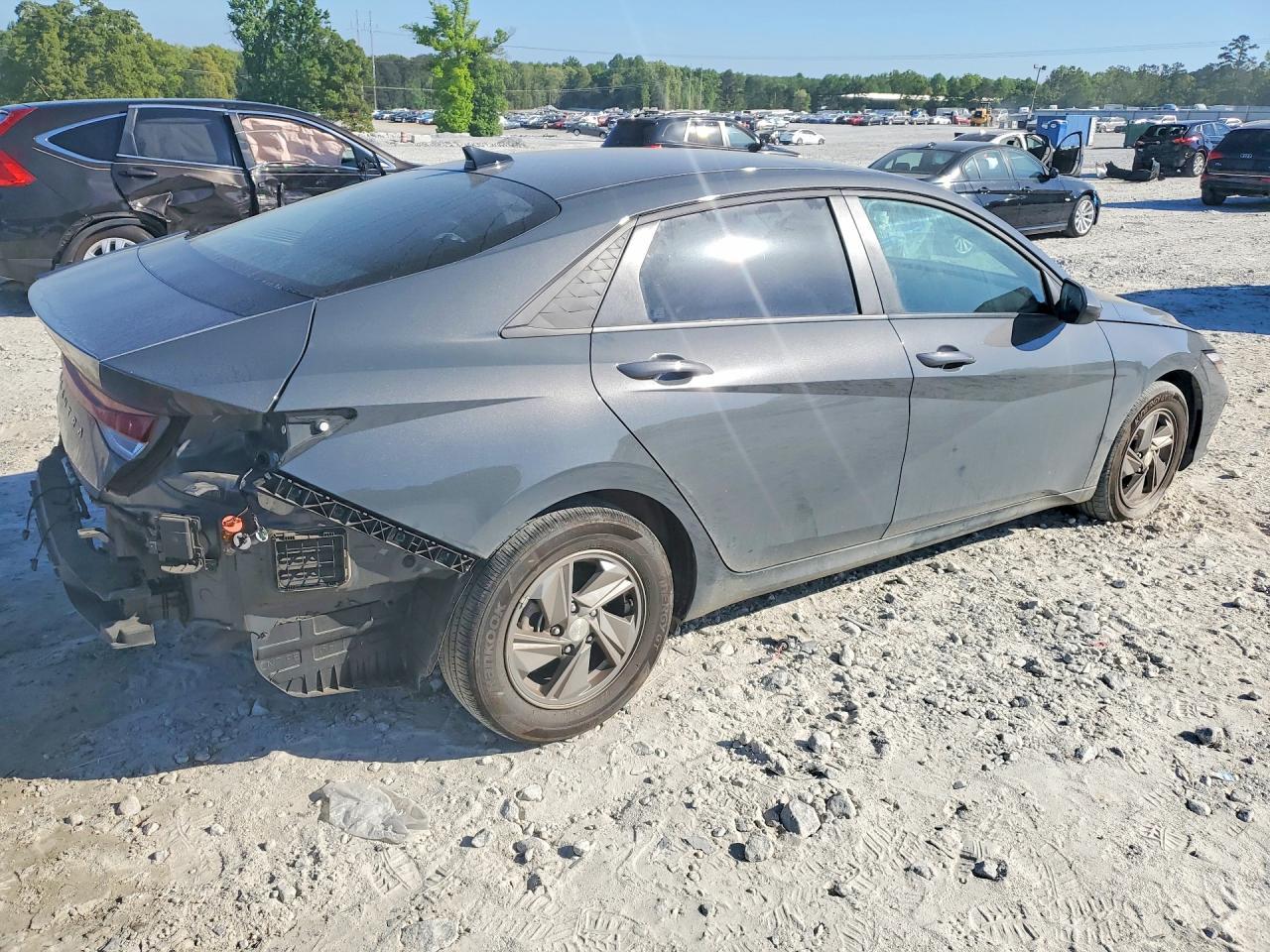 2025 Hyundai Elantra Se - Image 3