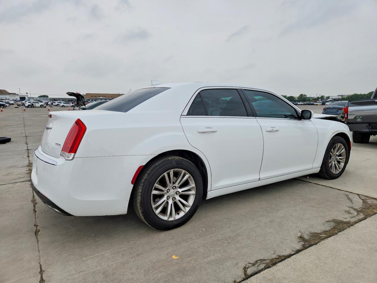 2016 Chrysler 300 Limited - Фото 3