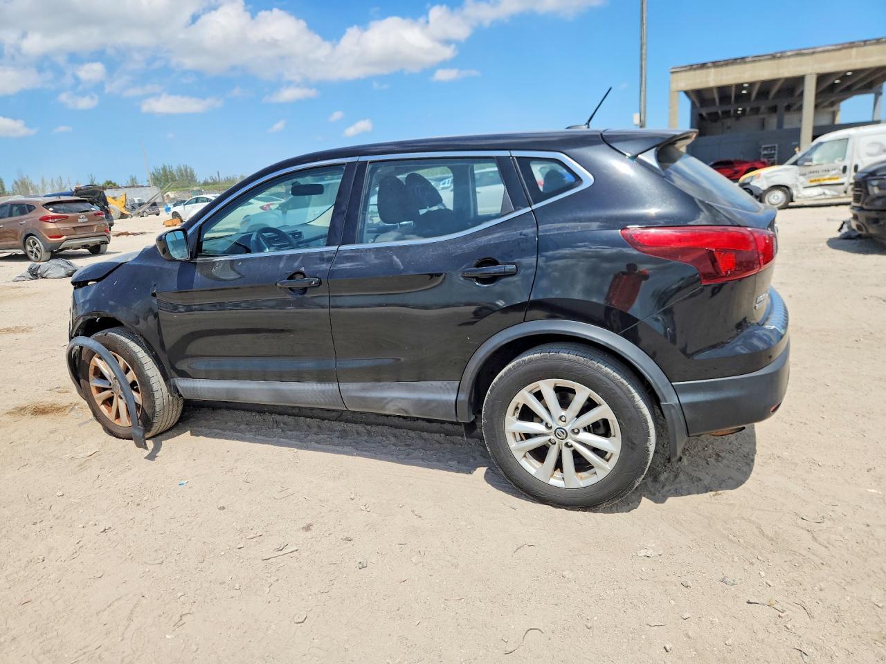 2019 Nissan Rogue Sport S - Фото 2