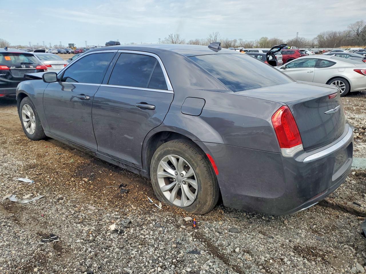 2016 Chrysler 300 Limited - Фото 2