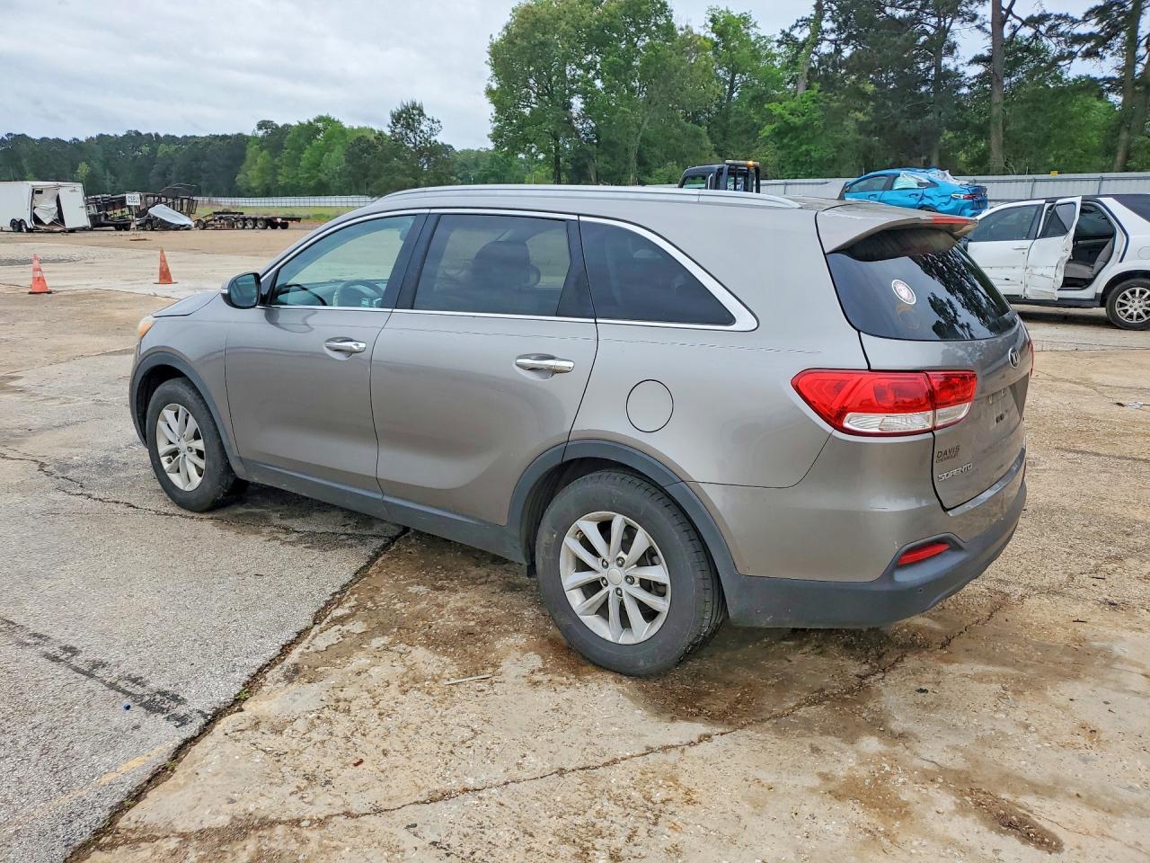 2017 Kia Sorento Lx - Image 2