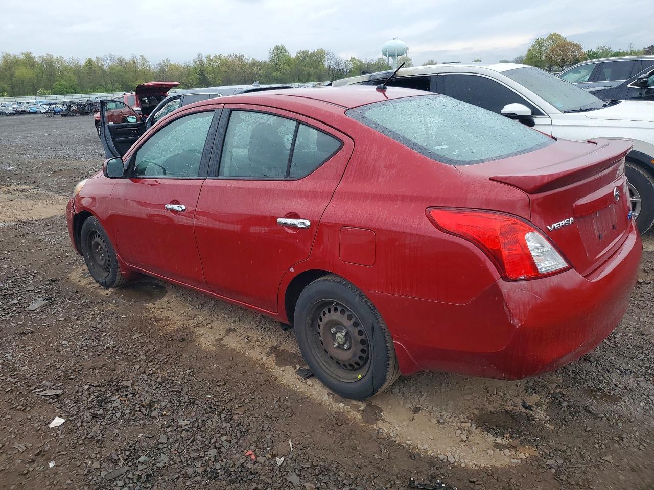 2013 Nissan Versa 1.6 S - Image 2