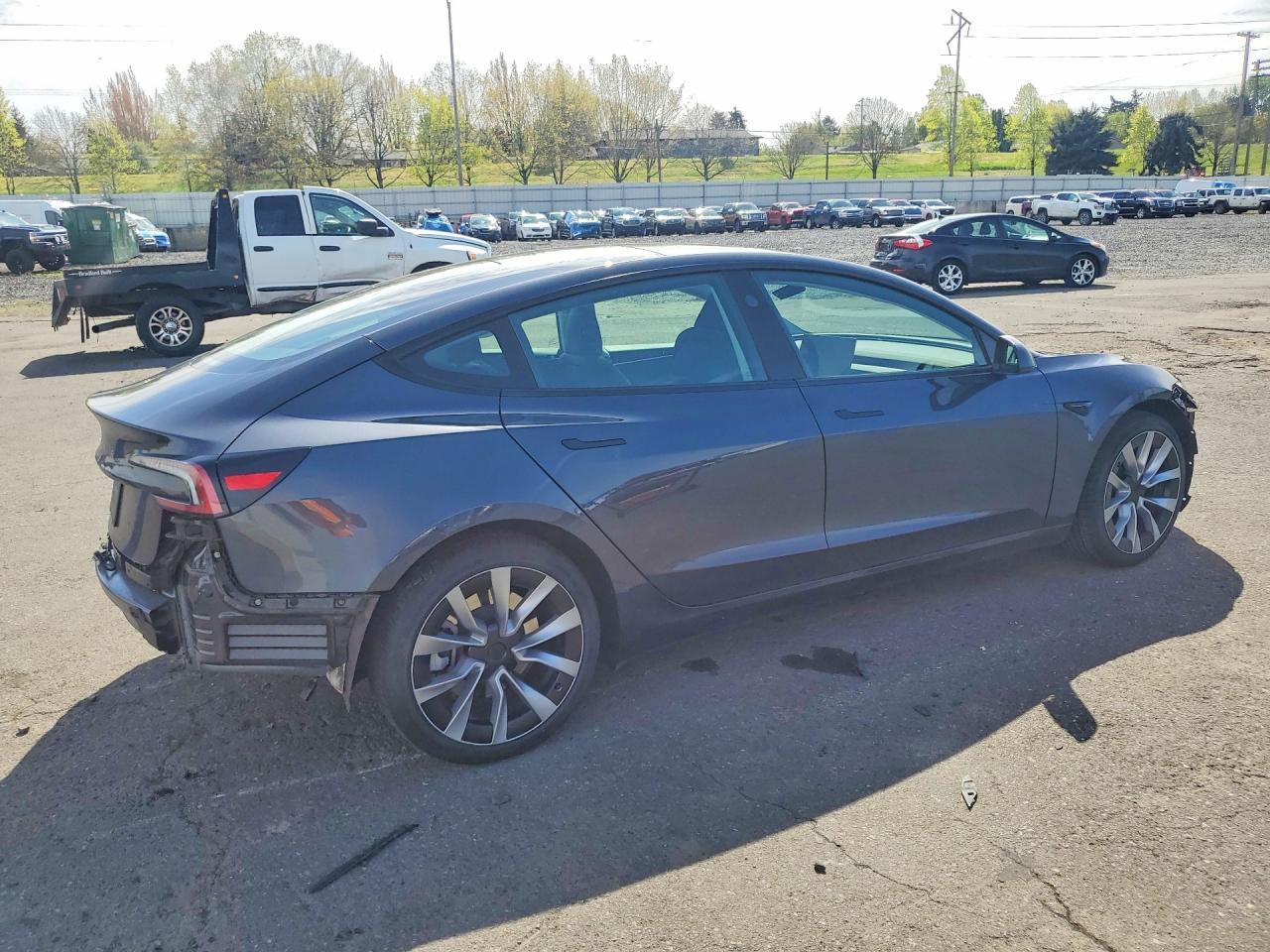 2025 Tesla Model 3 - Фото 3