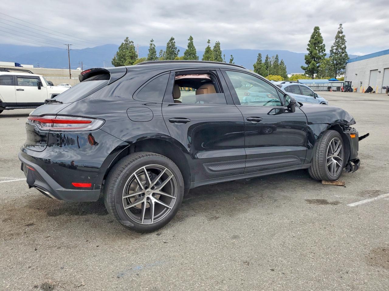 2025 Porsche Macan Base - Image 3