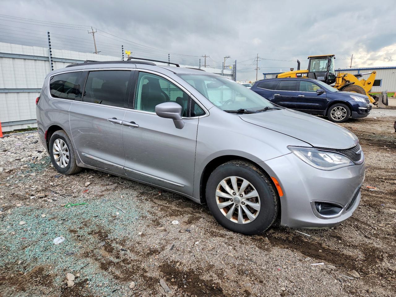 2017 Chrysler Pacifica Touring L - Image 4