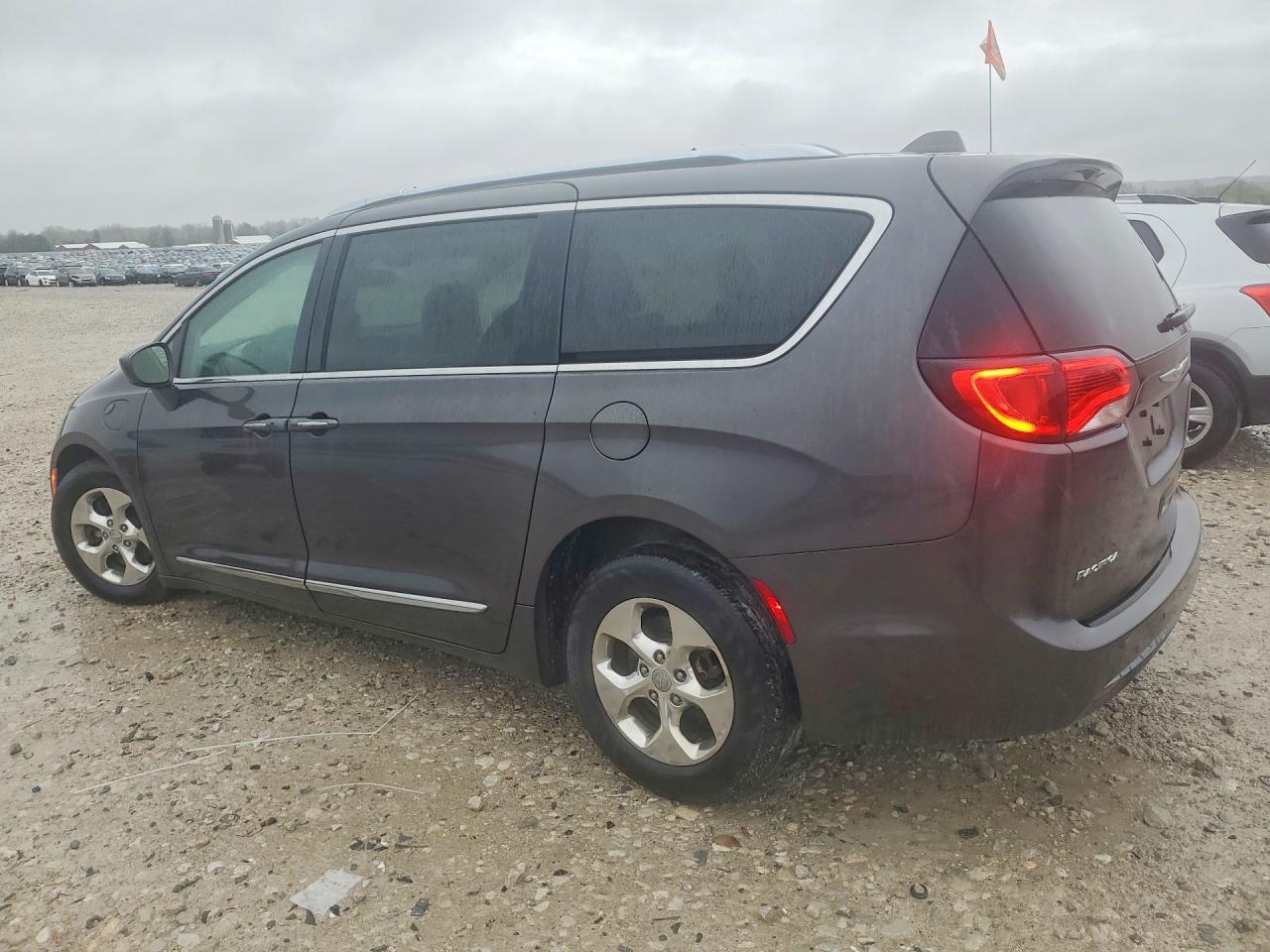 2018 Chrysler Pacifica Hybrid Touring L - Фото 2