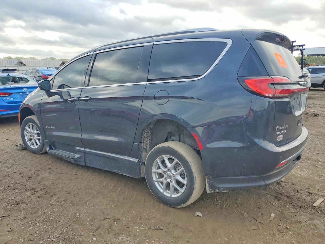 2021 Chrysler Pacifica Touring L - Фото 2
