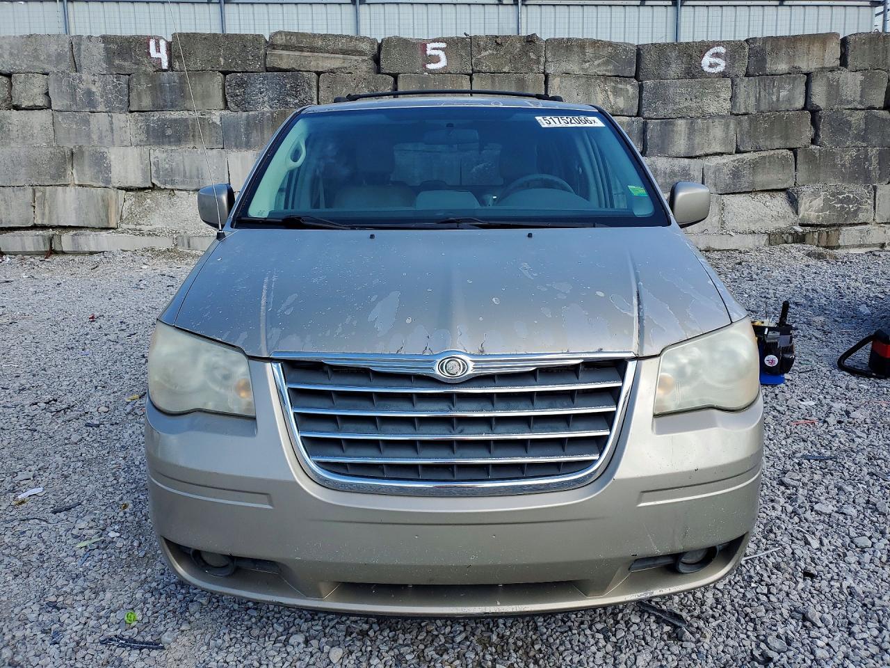 2009 Chry Town And Country - Image 5
