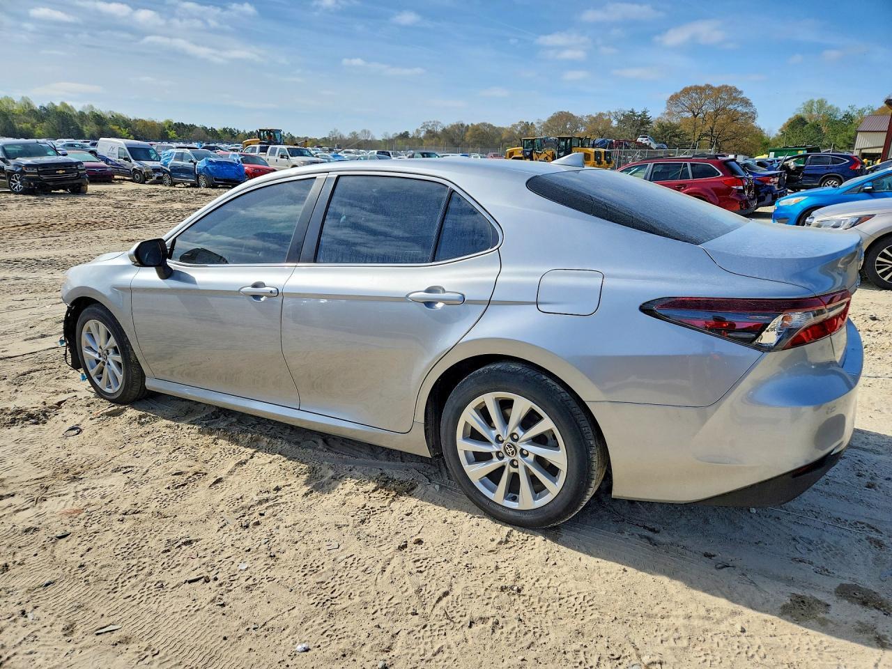 2023 Toyota Camry Le - Фото 2