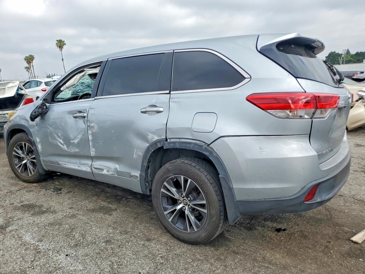 2018 Toyota Highlander Le Plus - Фото 2