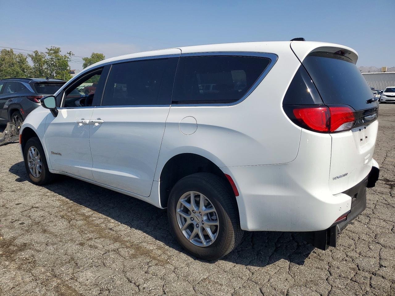 2025 Chrysler Voyager Lx - Фото 2