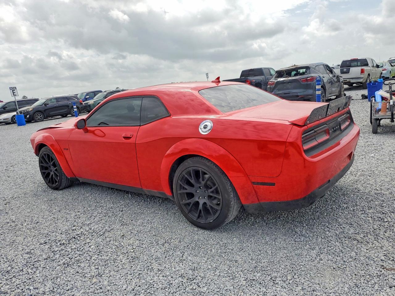 2016 Dodge Challenger R - Image 2