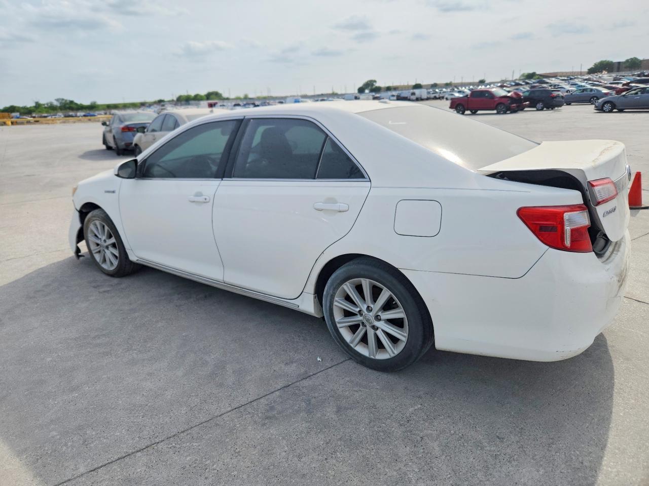 2012 Toyota Camry Hybrid Xle - Image 2