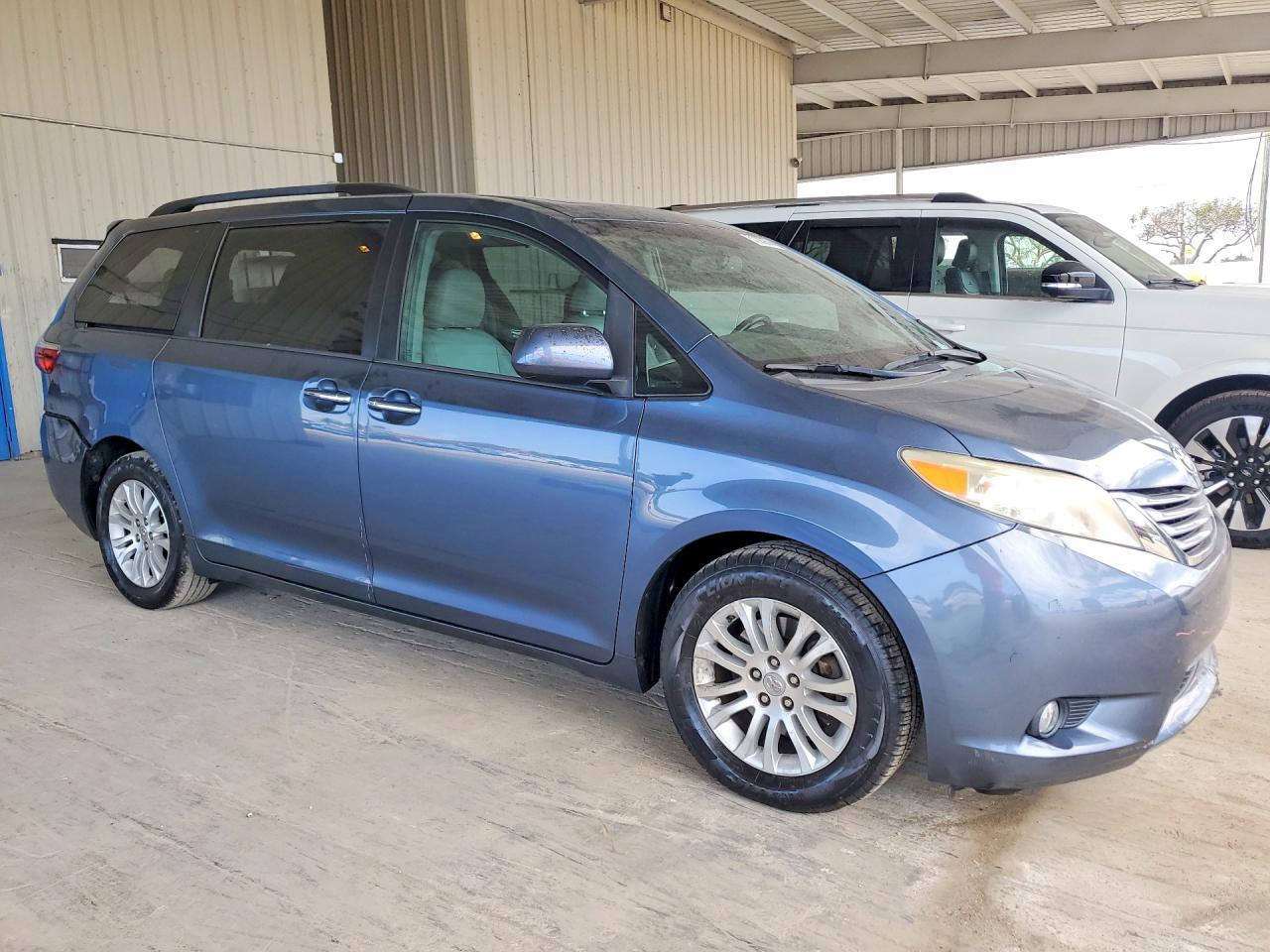 2017 Toyota Sienna Xle 8-Passenger - Фото 4