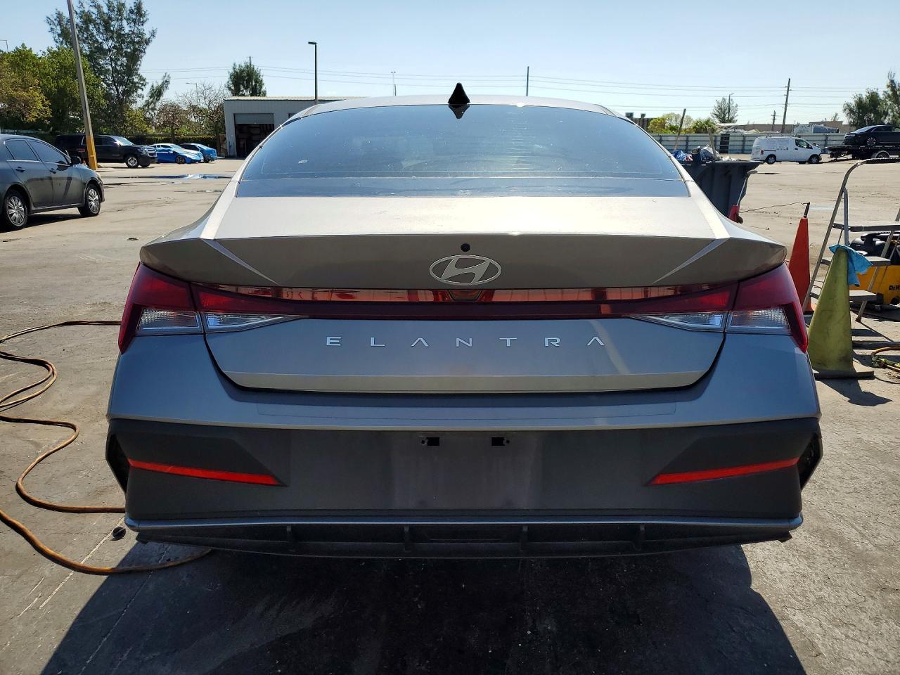 2024 Hyundai Elantra Se - Image 6
