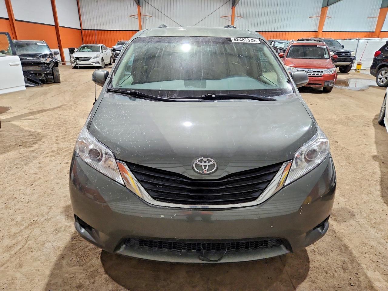 2013 Toyota Sienna Le 8-Passenger - Фото 5