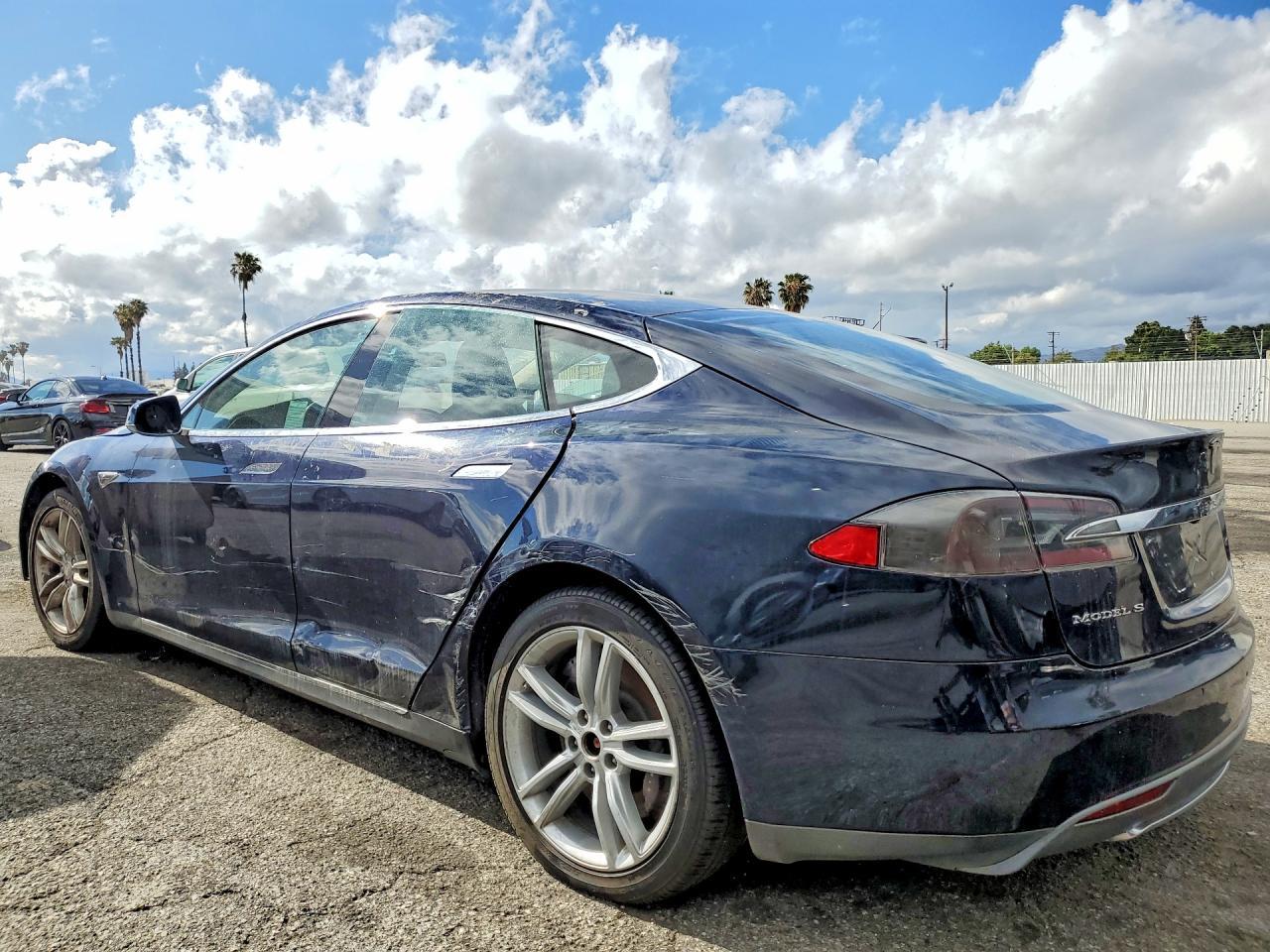 2015 Tesla Model S 85 - Image 2