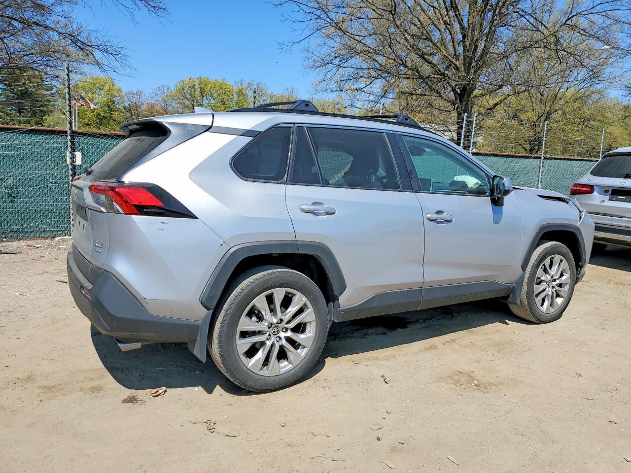 2024 Toyota Rav4 Xle Premium - Image 3
