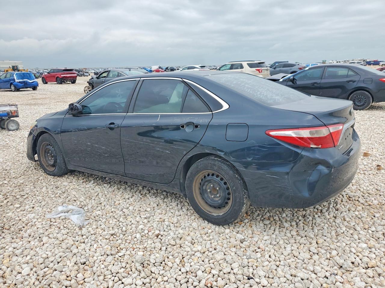 2015 Toyota Camry Le - Фото 2