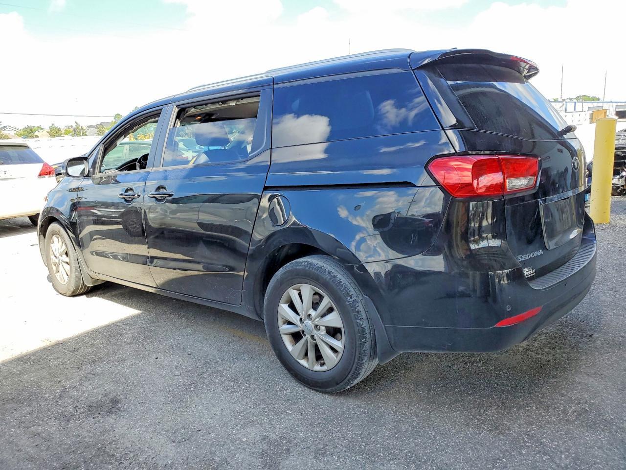 2017 Kia Sedona Lx - Image 2