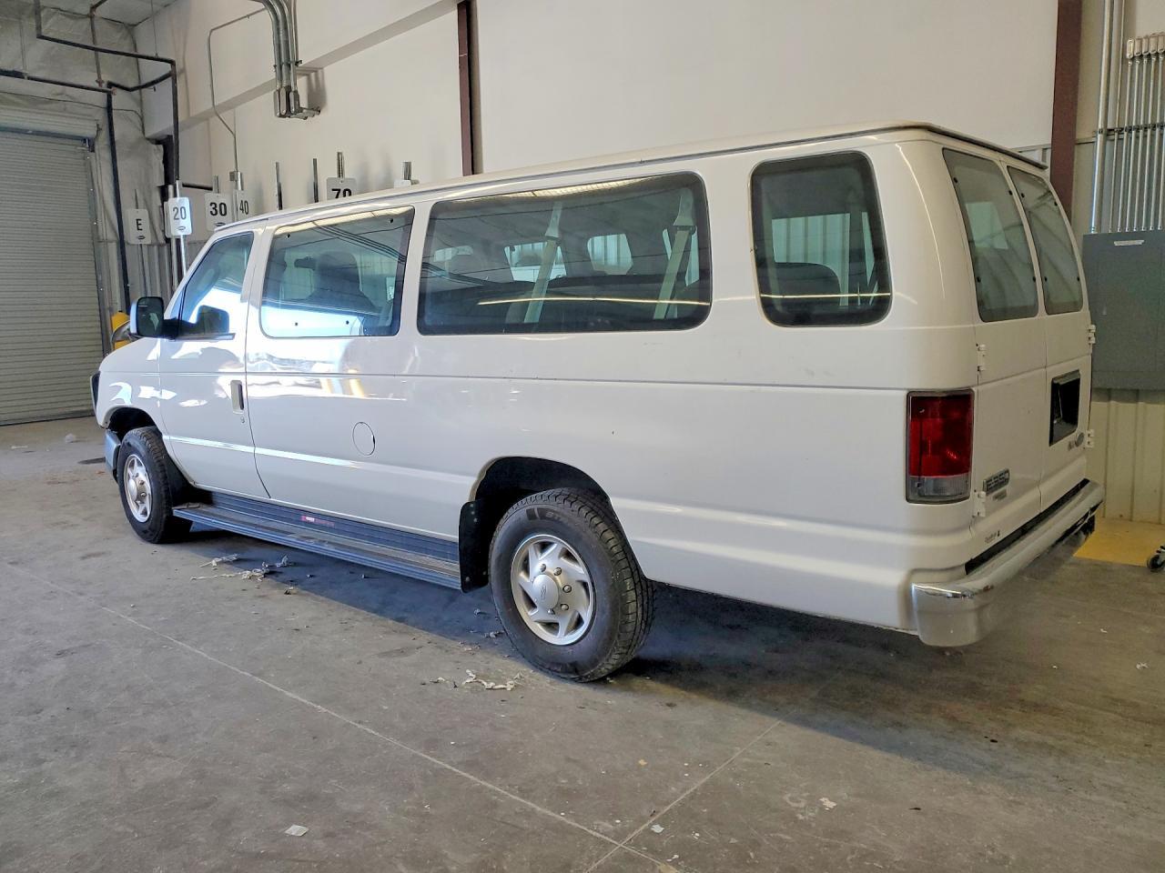 2010 Ford Econoline E350 Super Duty Wagon - Фото 2