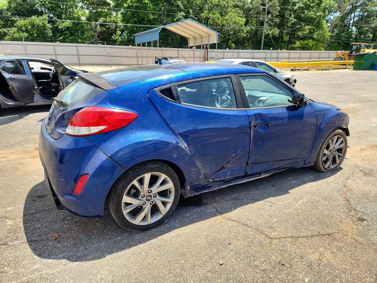 2016 Hyundai Veloster Base - Image 3