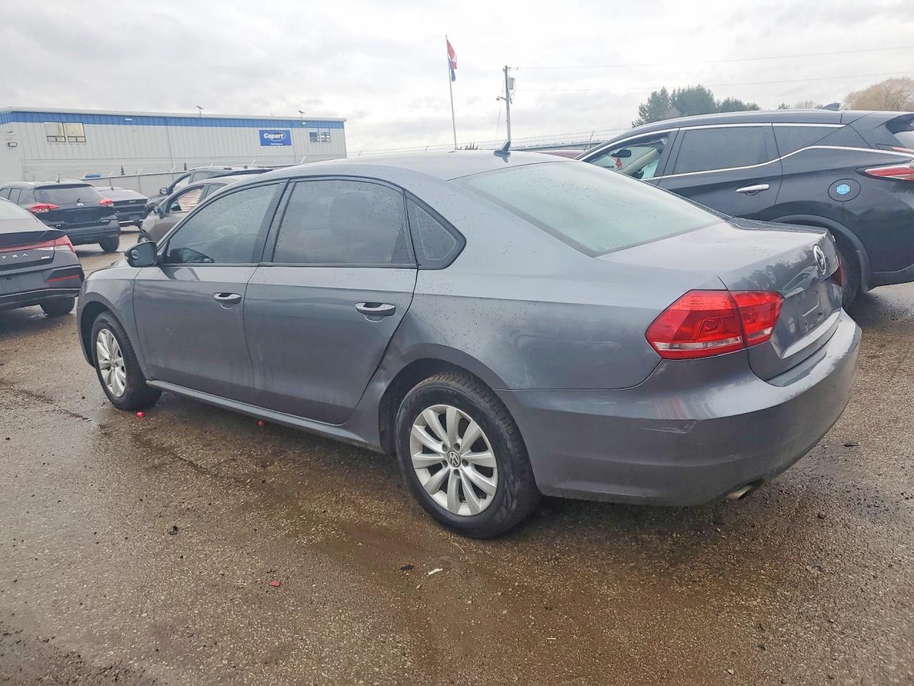 2013 Volkswagen Passat S - Фото 2