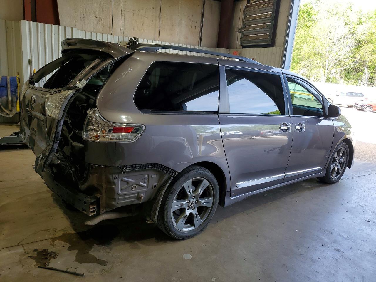 2020 Toyota Sienna Se 8-Passenger - Image 3