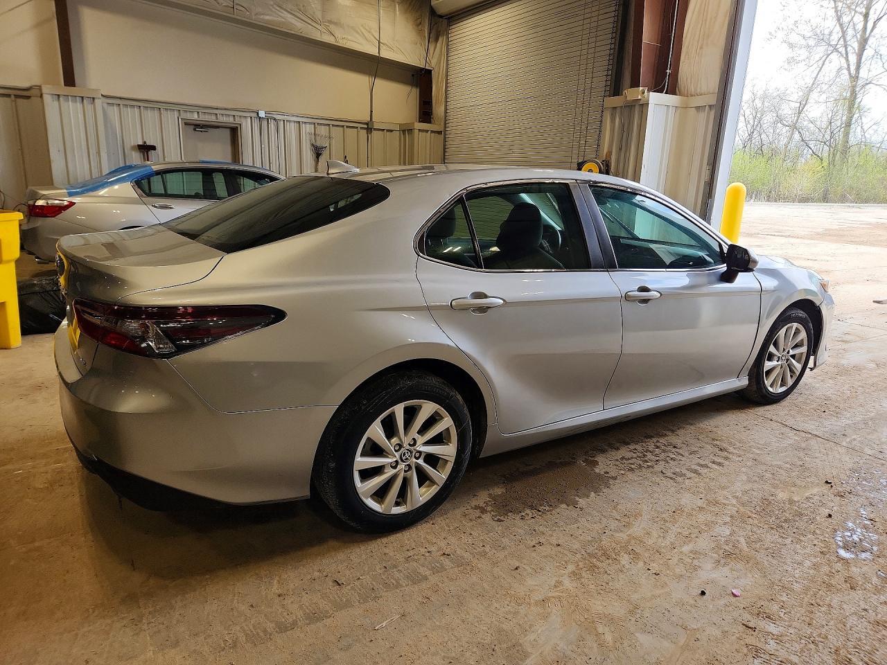 2021 Toyota Camry Le - Фото 3