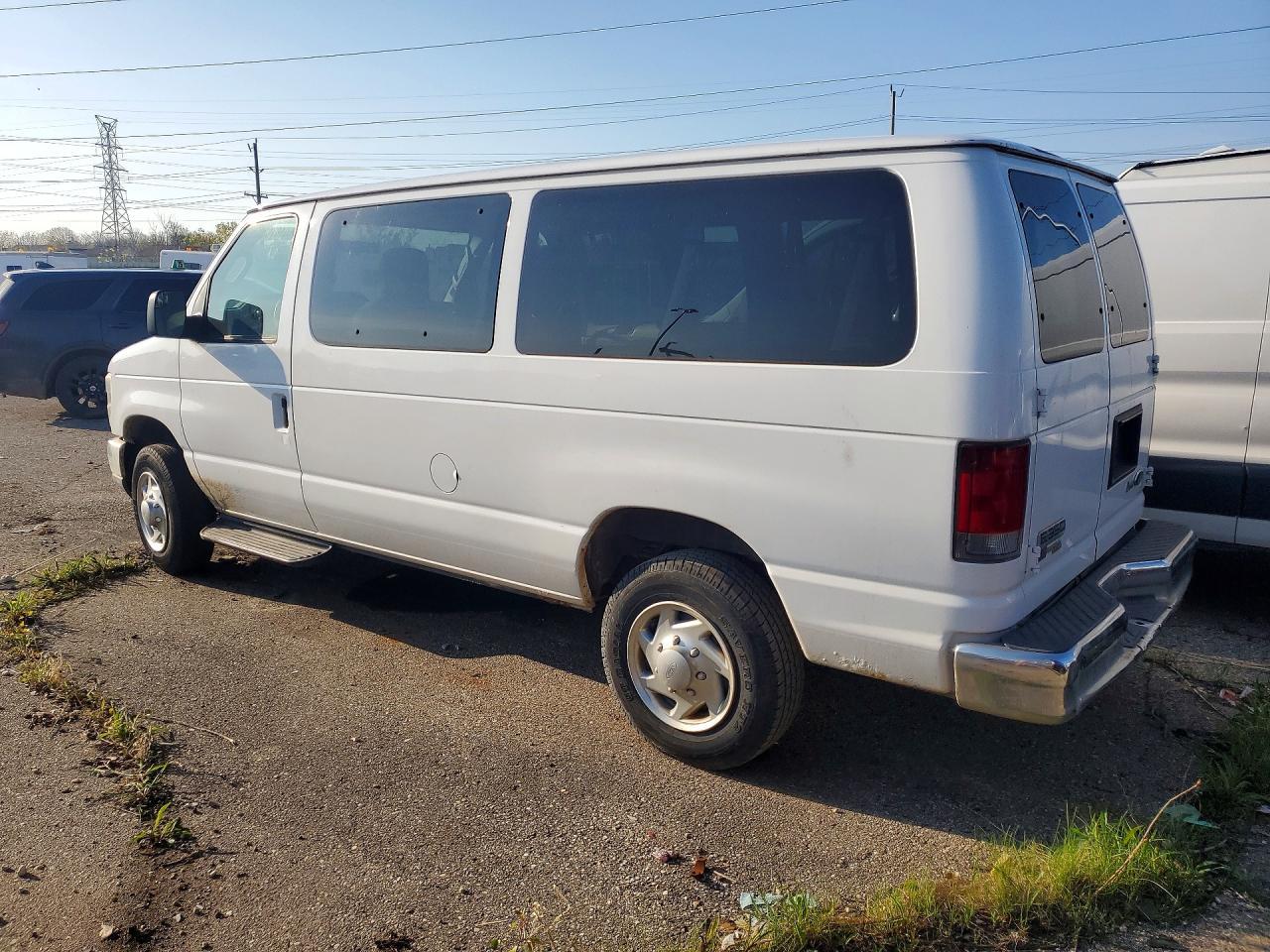 2010 Ford Econoline E350 Super Duty Wagon - Фото 2