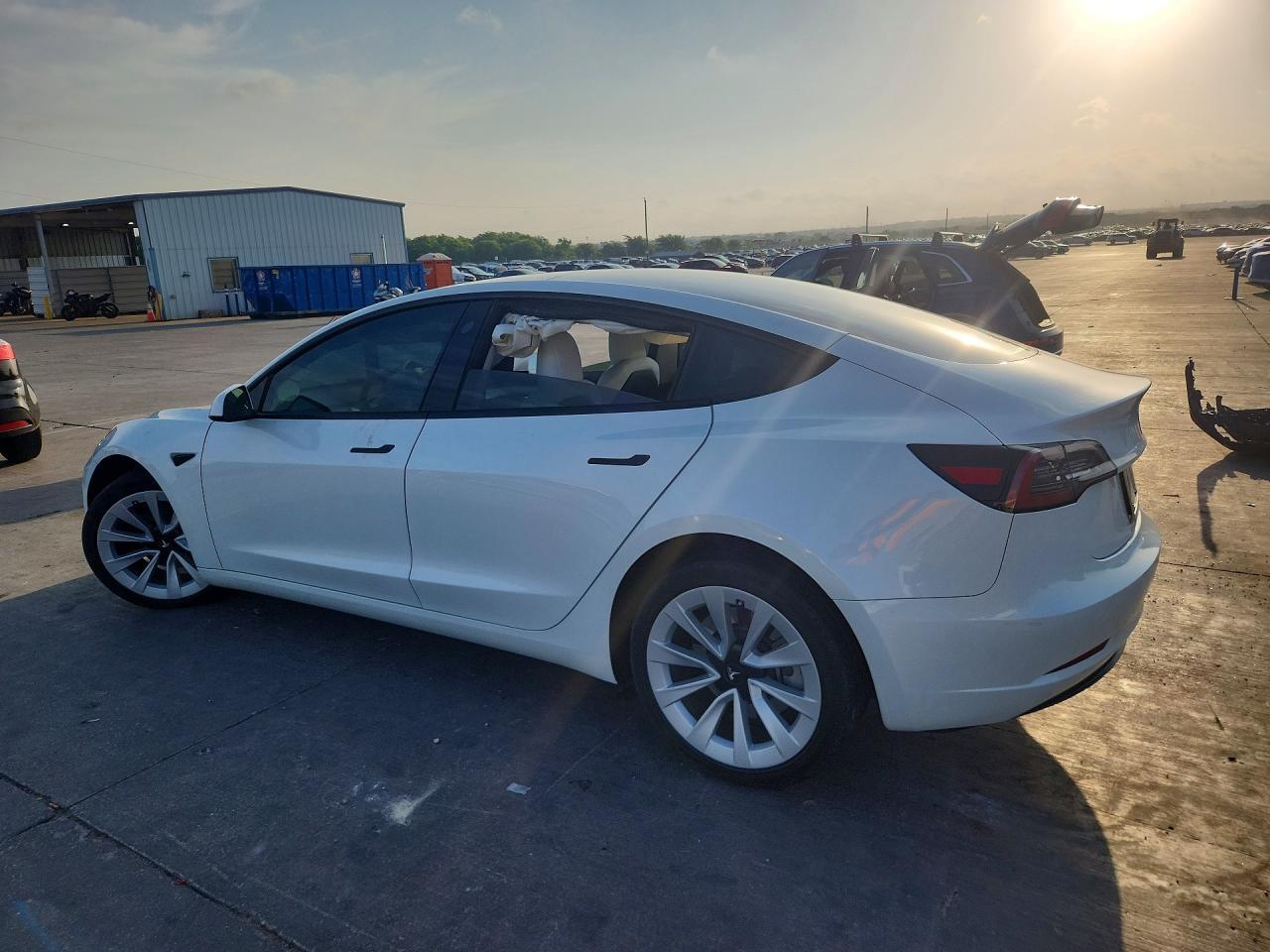 2023 Tesla Model 3 - Фото 2