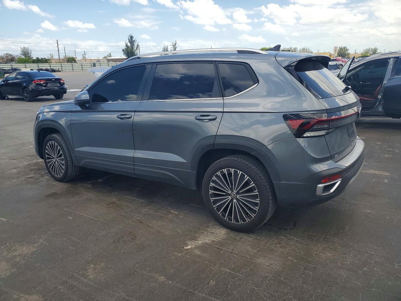 2025 Volkswagen Taos Se - Фото 2