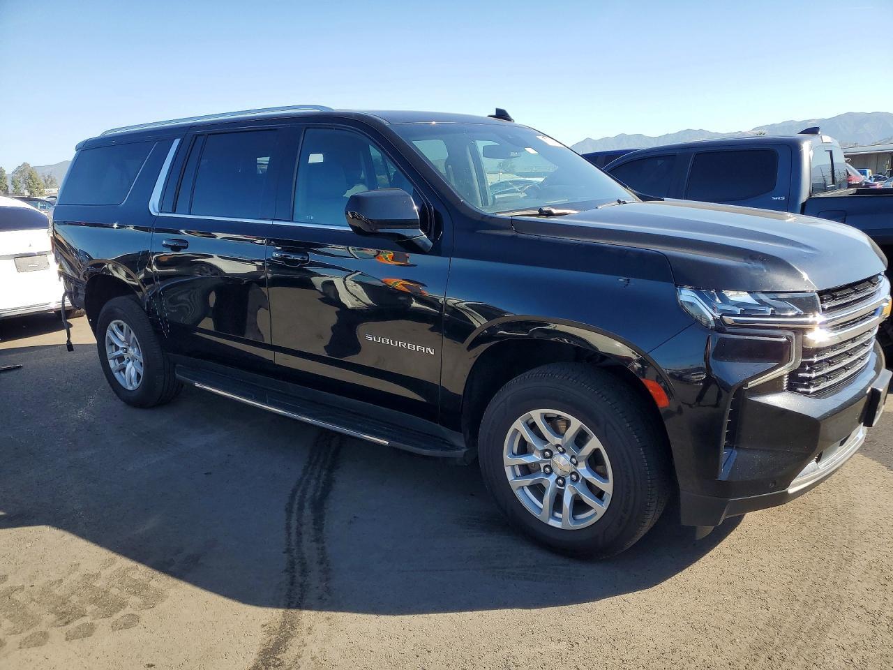 2023 Chevrolet Suburban C1500 Lt - Image 4