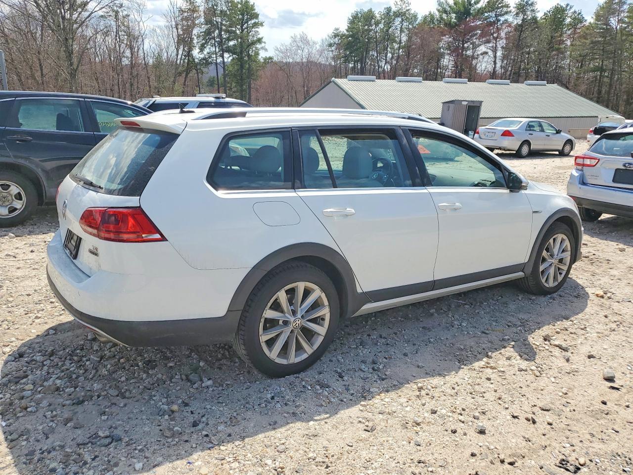 2017 Volkswagen Golf Alltrack S - Image 3