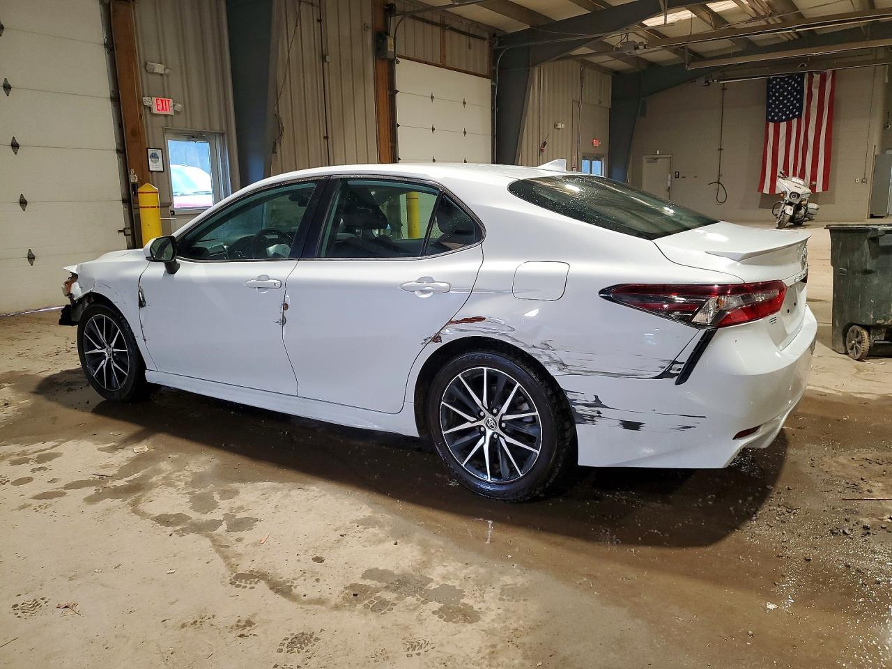 2022 Toyota Camry Se - Фото 2