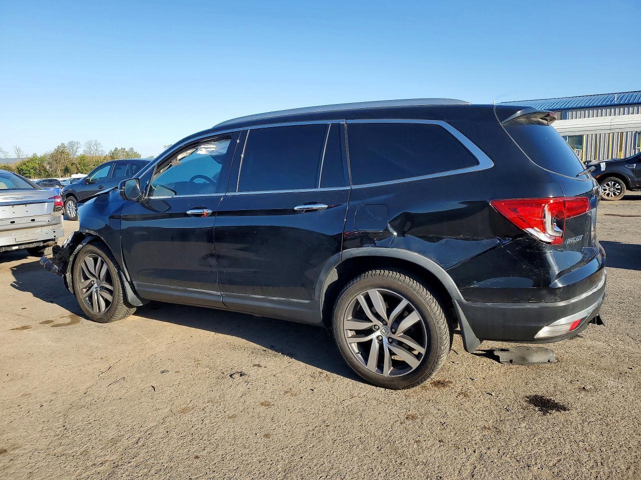 2016 Honda Pilot Touring - Image 2