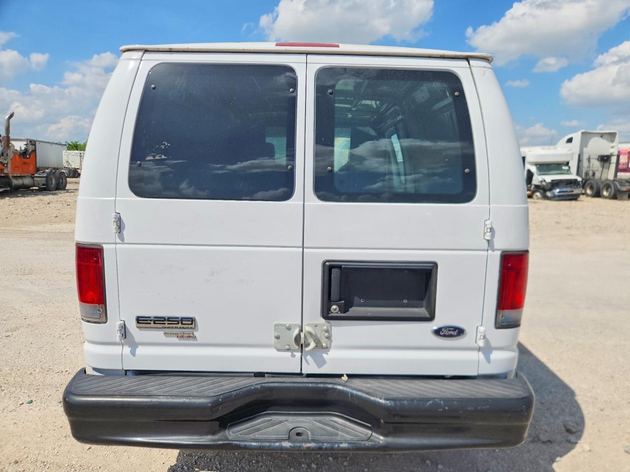 2011 Ford Econoline E250 Van - Фото 6