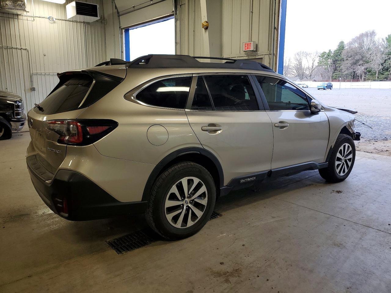 2020 Subaru Outback Premium - Фото 3