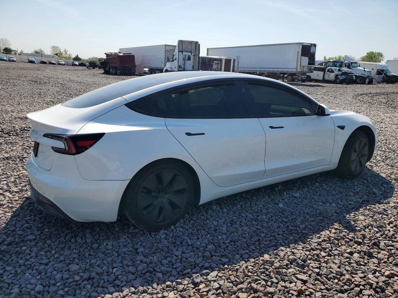 2025 Tesla Model 3 - Фото 3
