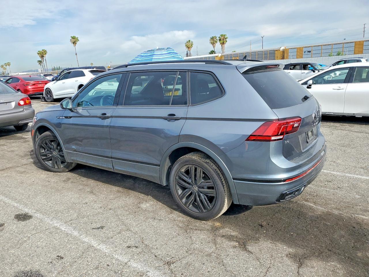 2022 Volkswagen Tiguan Se R-Line Black - Image 2