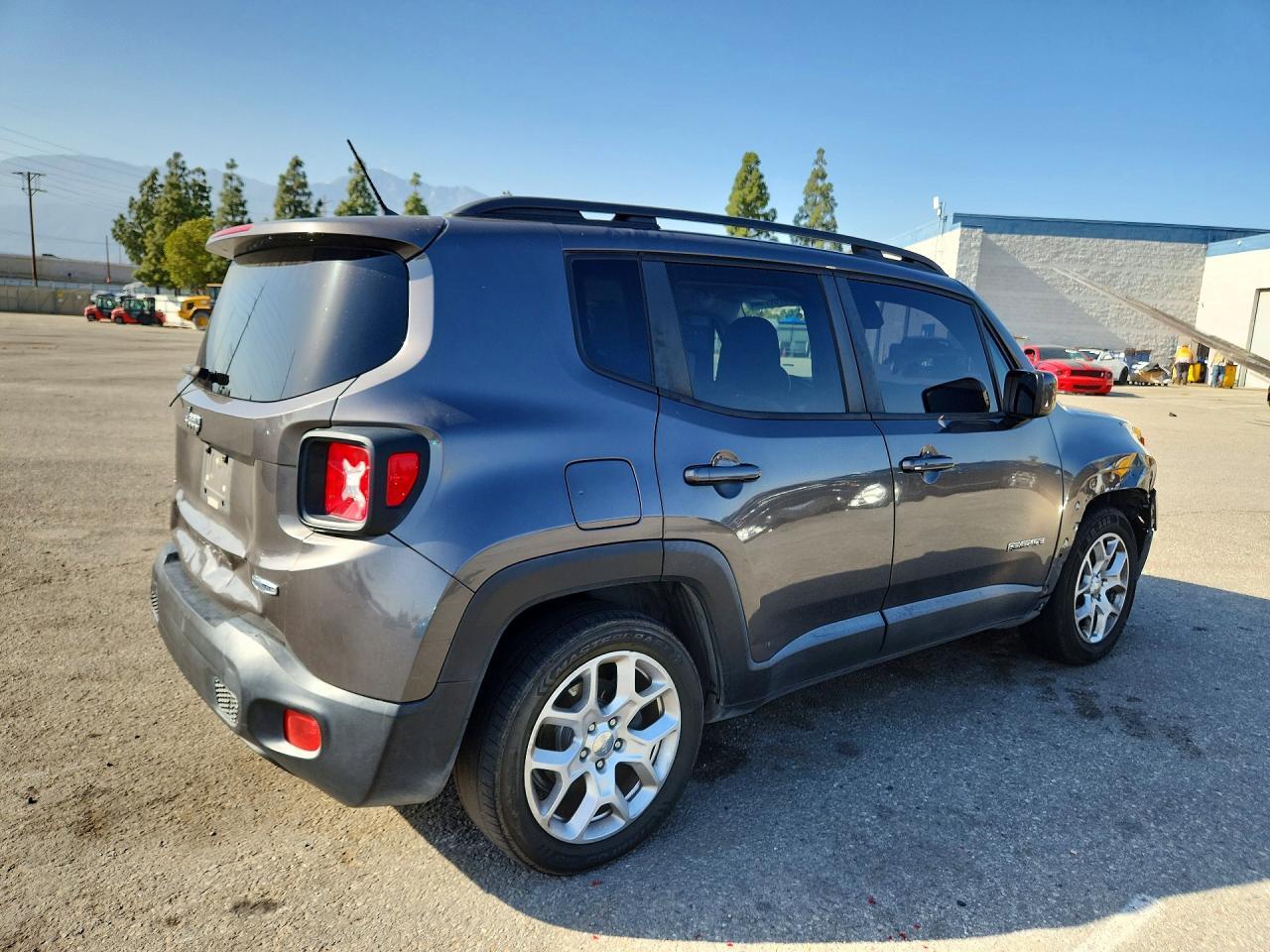 2017 Jeep Renegade Latitude - Image 3
