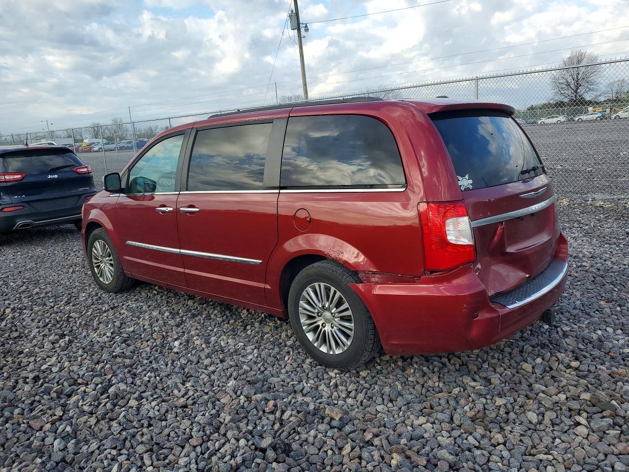 2013 Chrysler Town & Country Touring L - Фото 2